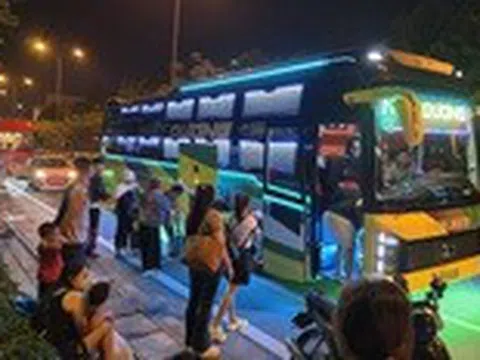 Chỉ 1 tiếng, 6 nhà xe giường nằm vào ra đón khách chớp nhoáng tại một đoạn đường