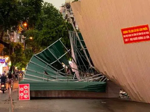 Rào chắn tòa nhà "hàm cá mập" đổ sập, 2 du khách nước ngoài bị thương