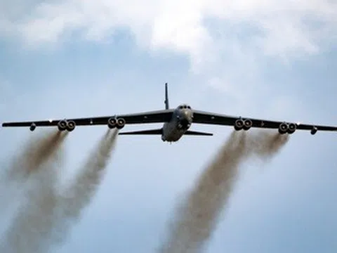 Máy bay chở khách Mỹ suýt đâm phải "pháo đài bay" B-52