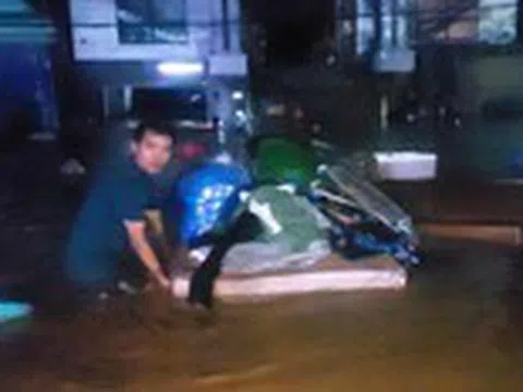 Người dân miền núi Nghệ An hối hả chạy lũ trong đêm