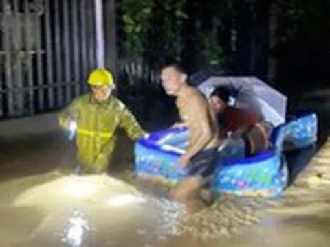 Nhiều xã ở Nghệ An ngập lụt do mưa lũ, sơ tán dân trong đêm