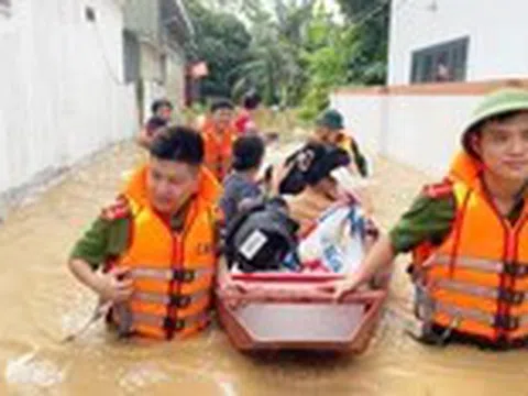 Nước sông Lam tiếp tục dâng, người dân vùng hạ du chạy lũ