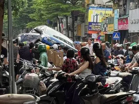 Ô tô bán tải lùi tông hàng loạt xe máy, cuốn người xuống gầm xe