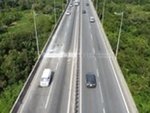 Xe chạy 'trơn tru' trên cao tốc TP.HCM - Long Thành - Dầu Giây sau 10 ngày sửa chữa khe co giãn