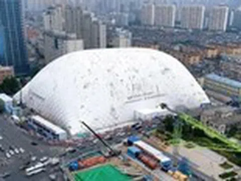 Công trình xây dựng được bao bọc trong 'mái vòm bơm hơi lớn nhất thế giới'