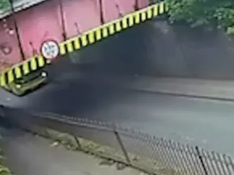 Xe buýt 2 tầng ở Anh vướng gầm cầu, hành khách bị hất văng khỏi tầng trên