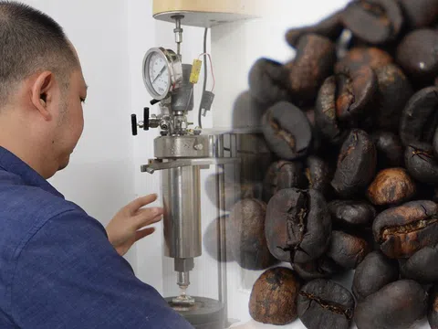 Độc đáo cà phê rang bằng nước ở TPHCM, khách nước ngoài không lo bị "say"