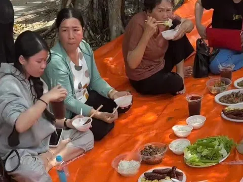 Mang "núi đồ ăn" du lịch: Gắn kết gia đình hay gây khó cho ngành du lịch?