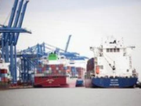 Logistics cho siêu đô thị TP.HCM: Gỡ quá tải bằng xây cầu, mở đường chưa đủ