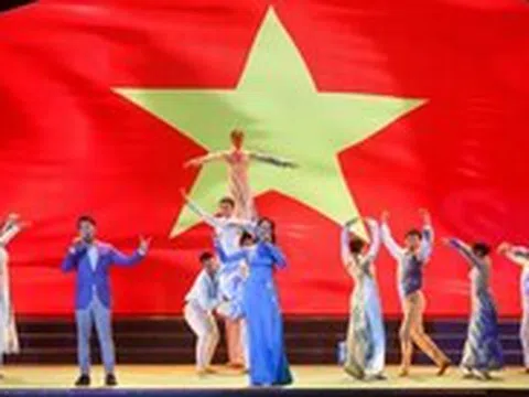 ‘Côn Đảo - Bản hùng ca bất tử’ thu hút đông đảo người dân trong đêm nghệ thuật tri ân