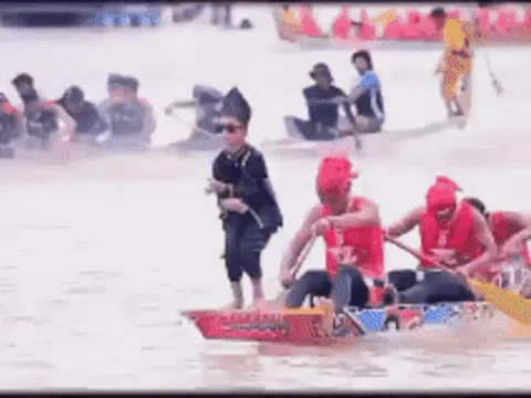 Điệu nhảy lạ trên mũi thuyền lao vun vút của bé trai gây sốt toàn thế giới