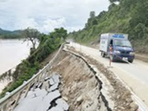 Cận cảnh quốc lộ 7 bị nước lũ 'nuốt', gián đoạn cứu trợ vùng lũ