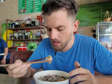 Thử món từng bị chê "tệ nhất Việt Nam", đầu bếp Mỹ nói muốn ăn lần nữa
