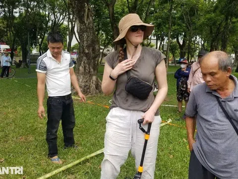 Vụ rơi nhẫn kim cương ở Huế: Khách Tây đính chính tin nhẫn giá 1 tỷ đồng