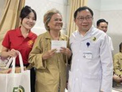 Viện Y dược học dân tộc TP.HCM trao hàng trăm phần quà cho bệnh nhân khó khăn