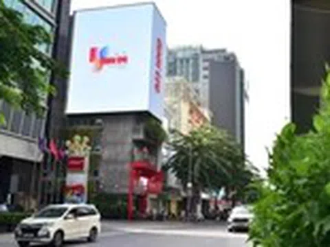 Logo kỷ niệm 50 năm thành lập báo Tuổi Trẻ xuất hiện ở sân bay, đường phố cả nước