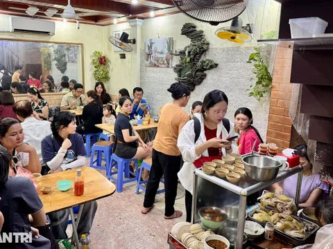 Quán phở gà chấm độc lạ ở Hà Nội, khách muốn ăn phải xếp hàng và "có duyên"