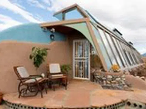 Tham quan ngôi nhà Earthship xanh tự cung tự cấp kỳ lạ ở New Mexico