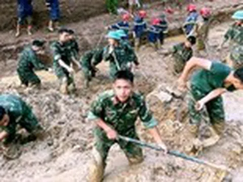 Quân đội khẩn cấp cứu trợ, dựng nhà bạt dã chiến cho dân vùng lũ Điện Biên