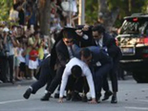 Cảnh vệ trổ tài chống khủng bố, bảo vệ yếu nhân đầy kịch tính trên phố đi bộ