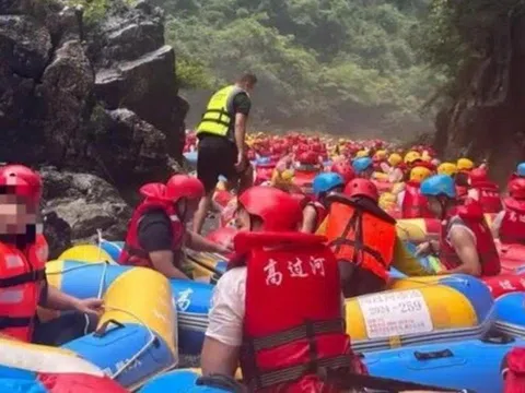 Cảnh đông đúc nghẹt thở ở khu du lịch tại Trung Quốc ngày nắng nóng