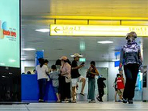 Logo kỷ niệm 50 năm thành lập báo Tuổi Trẻ xuất hiện ở tuyến metro số 1