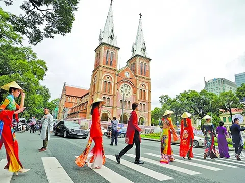 Phân tích quan điểm đa chiều về phát triển kinh tế du lịch bền vững tại TP. Hồ Chí Minh