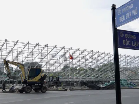 Cận cảnh khán đài khổng lồ đang gấp rút hoàn thiện trước ngày Quốc khánh 2/9 tại quảng trường Ba Đình