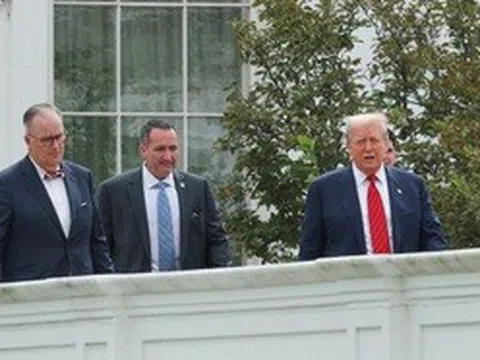 Tổng thống Trump "đi dạo" trên nóc Nhà Trắng