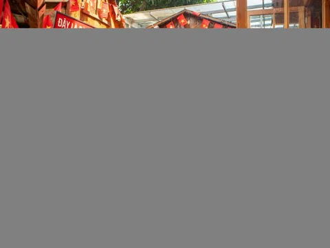 'Đội' nắng 40 độ C check-in 2/9 sớm tại quán cà phê Hà Nội
