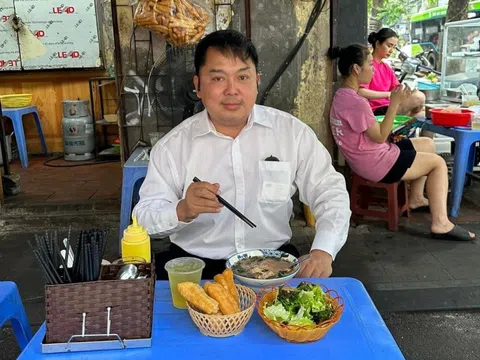 Thú vui review quán ăn địa phương của ông Hoàng Nam Tiến