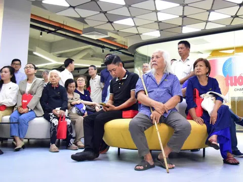 50 bạn đọc lần đầu tham quan tòa soạn báo Tuổi Trẻ