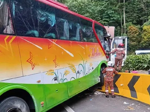 Xe chở đoàn du khách Việt Nam đâm vào 2 ô tô khi xuống dốc ở Malaysia