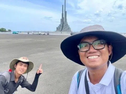 Đôi bạn đi bộ 1.500km từ TPHCM ra Hà Nội dự lễ Quốc khánh