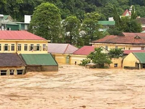 Mưa xối xả nhiều giờ, 14 tỉnh thành trên cả nước nguy cơ lũ quét và sạt lở đất