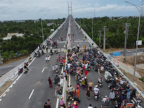 Dân miền Tây 'phá rào' lên check-in ở cầu Rạch Miễu 2 trước giờ thông xe