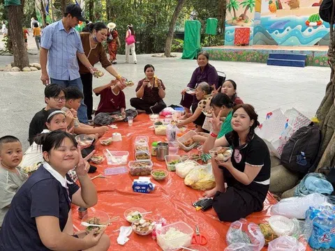 Gia đình 15 người ở TPHCM du lịch mang sườn kho, bò xào cùng cơm trắng