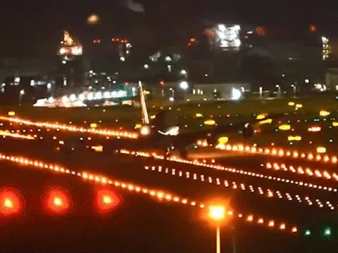 Máy bay chao đảo giữa bão, bắn tia lửa khi cánh quẹt vào đường băng