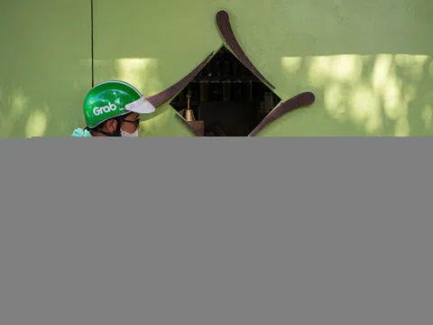 Quán trà sữa bán hàng qua ô cửa, lắc chuông gọi món ở Hà Nội