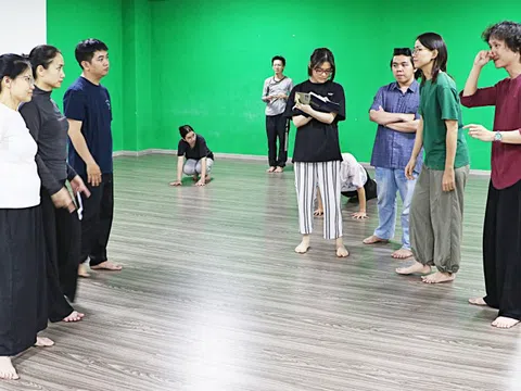 Đối thoại và hàn gắn qua sân khấu
