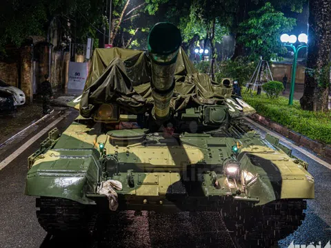 Xe tăng, xe thiết giáp 'hành quân' trong đêm mưa về trụ sở Bộ Quốc phòng
