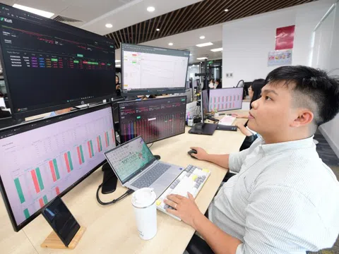 Chứng khoán chao đảo: Lao vào gom hàng rớt giá, hay chốt lời và giữ tiền?