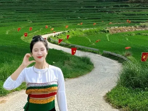 Con đường cờ đỏ sao vàng ở Pù Luông đẹp như tranh, hút khách dịp 2/9
