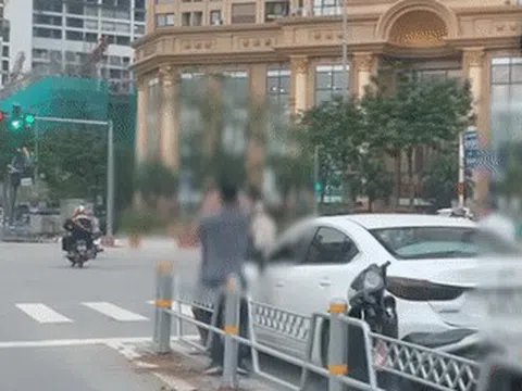 Tài xế ô tô, xe máy đánh nhau giữa ngã tư ở Hà Nội