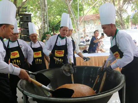 Xôi chiên phồng hạt điều khổng lồ đạt kỷ lục Việt Nam