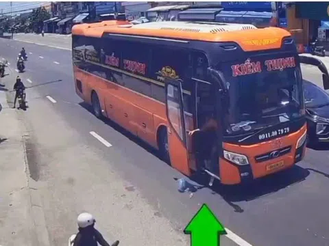 Phạt 12,5 triệu đồng tài xế xe khách xả rác ra đường