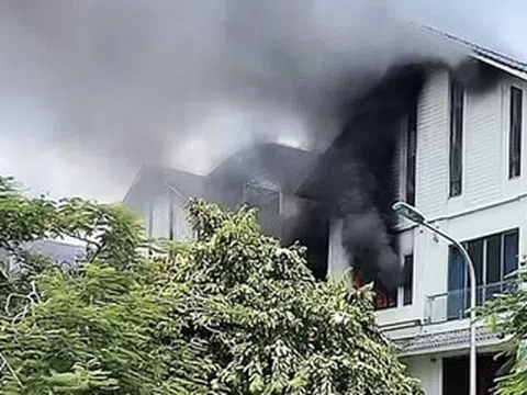 Cháy dữ dội biệt thự liền kề ở Hà Nội