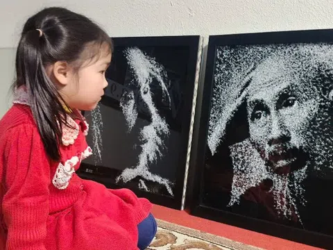 Họa sĩ làm tranh chạm kính chân dung Bác Hồ và các Tổng Bí thư