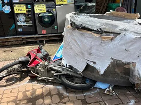 Hai cuộn thép hàng chục tấn rơi khỏi xe đầu kéo, đè bẹp xe máy ở TPHCM