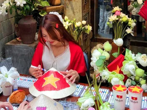 Quán cà phê ở TPHCM rực rỡ cờ hoa, "tung chiêu" vẽ nón lá hút khách dịp 2/9